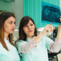 Implanty a rezonans, tomografia, rentgen