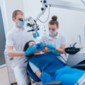 Leczenie endodontyczne pod mikroskopem i przy użyciu koferdamu